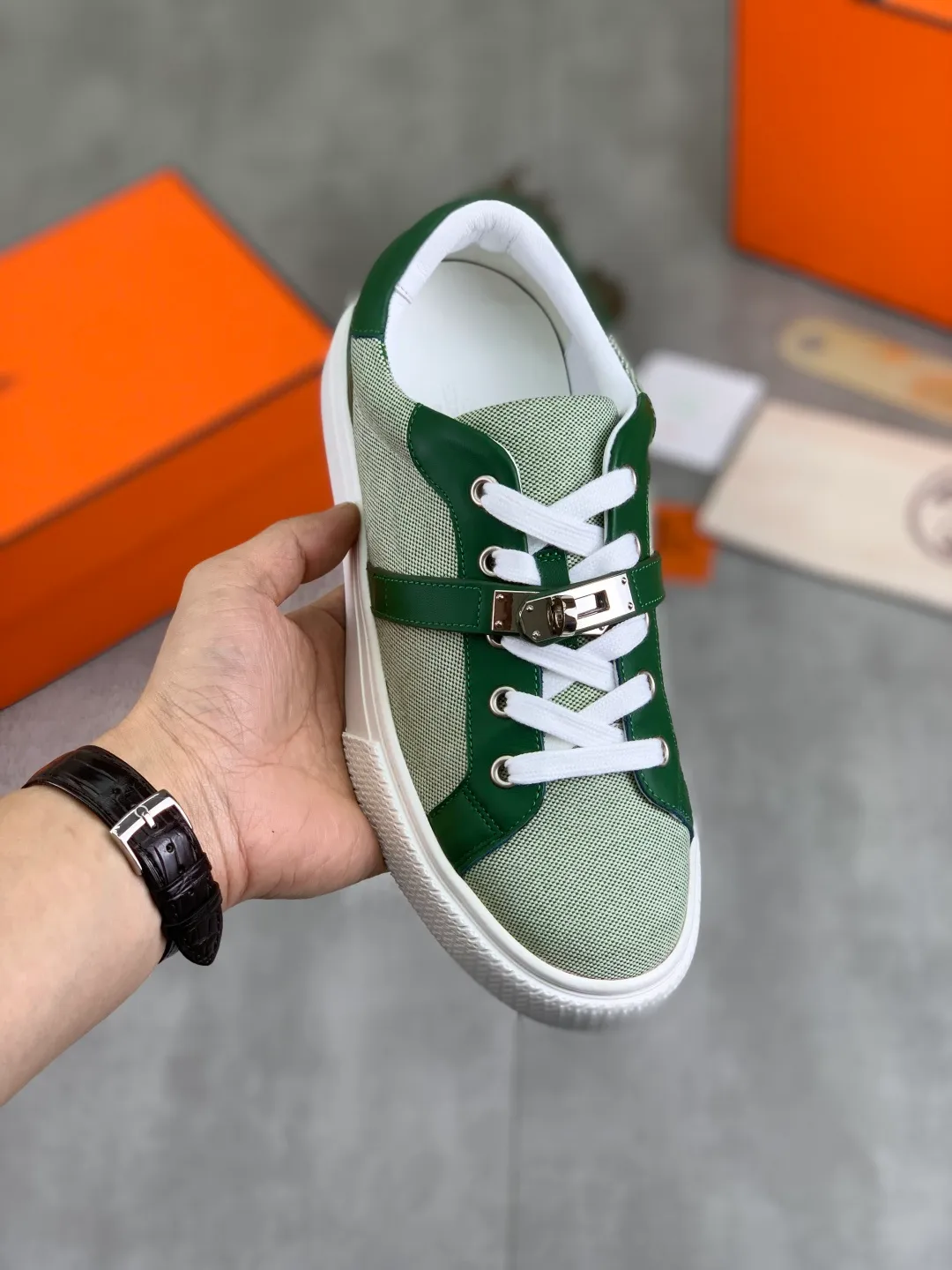 Men's men's shoes 💰P640 New Hermes top version Hermès classic couple style #𝐊𝐞𝐥𝐥𝐲 buckle casual white shoes skateboard shoes that will not conflict with shoes at all. Full of unknowns, Hermès rarely produces flat casual shoes and they are paired with classic palladium-plated Kelly shoe buckles! You'll fall in love with it at first sight. It's super versatile and can be worn with any skirt or pants. 🉑️Close your eyes and wear it. It's super noble. Fabric: Specific cowhide/canvas material. Lining: Sheepskin lining. Outsole: Original molded TPU outsole. Size: 35-45.